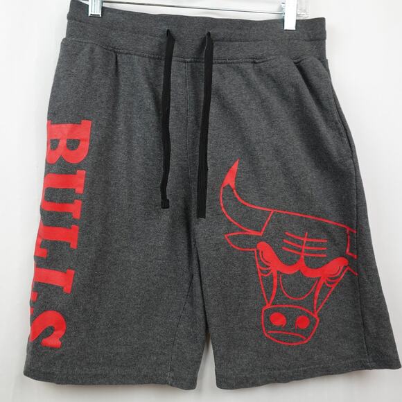 NBA Chicago Bulls Athletic‎ Drawstring Sweatpant Shorts Sz M Gray Red Graphic - Picture 1 of 7
